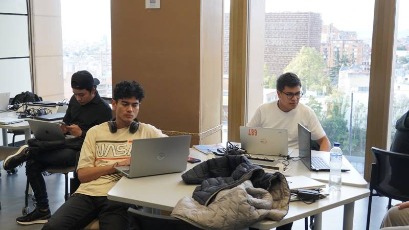 Un equipo trabajando en sus computadores durante la Stellar Blockotha
