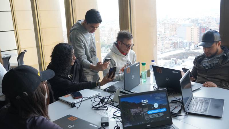 Mentoría en una mesa de trabajo durante la Stellar Blockotha