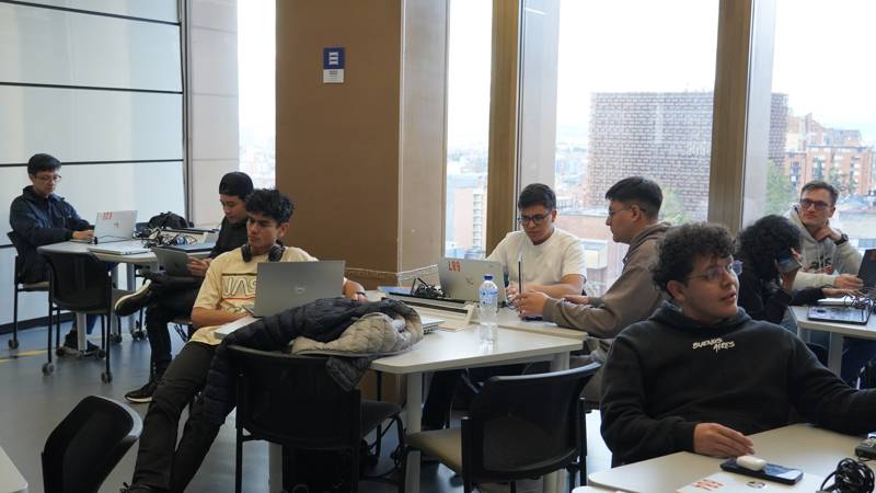 Equipos trabajando junto a los ventanales durante la Stellar Blockotha